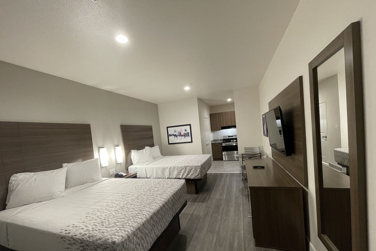 Habitación Premium | Escritorio, cortinas blackout y tabla de planchar con plancha