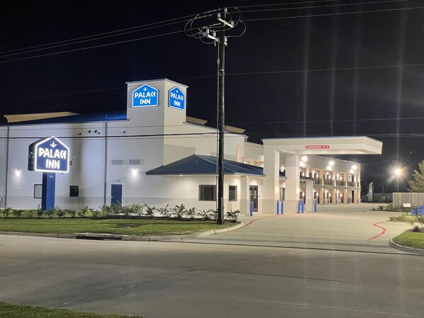 A hotel with a prominent sign reading "Palace Inn" and a gas station attached to it. - Palace Inn Blue - Garth Rd (Baytown)