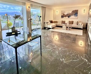 Smart-TV, Kamin, Bücher, Arbeitsbereiche