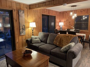 Smart TV, fireplace - Nestled in the Woods of Chimney Hill--Very Close to Wilmington VT/Mt Snow (Wilmington)