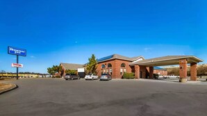 A Rodeway Inn with a brick building, a covered parking area, and several cars parked in front. - Rodeway Inn Decatur (Decatur)