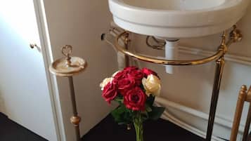 Dusche, Handtücher, Seife, Toilettenpapier