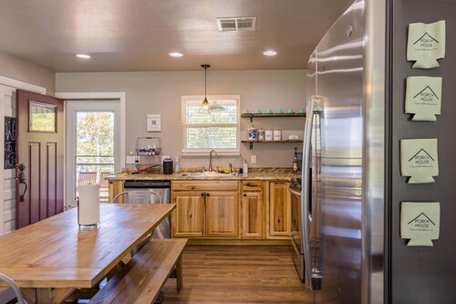 The Porch House - Lake Views, Huge Porch, Fire Pit & Beach Access