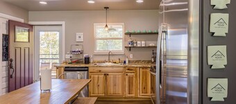 The Porch House - Lake Views, Huge Porch, Fire Pit & Beach Access