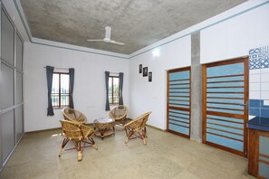 Quarto casal família | Área de estar | TV LED 32 polegadas com canais a cabo, TV