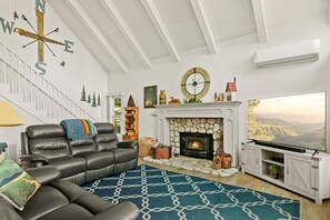 Smart TV, chimenea, reproductor de DVD