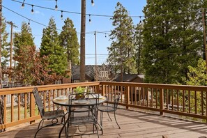 Outdoor dining - "The Blue Lake House"- Walk to Lake & Village (Lake Arrowhead)