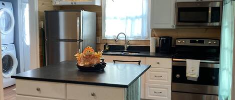 Jääkaappi, mikroaaltouuni, uuni, liesi