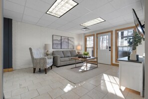 Smart-TV, Kamin, Videospiele, Bücher