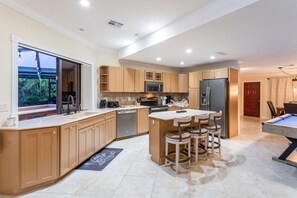 Fridge, microwave, oven, stovetop - Sailfish Cove –Tropical Escape Minutes from Delray (Delray Beach)