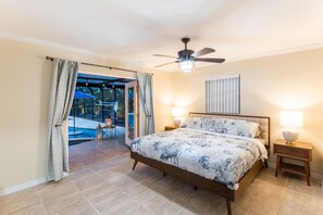 3 habitaciones, escritorio y tabla de planchar con plancha