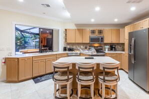 Fridge, microwave, oven, stovetop - Sailfish Cove –Tropical Escape Minutes from Delray (Delray Beach)