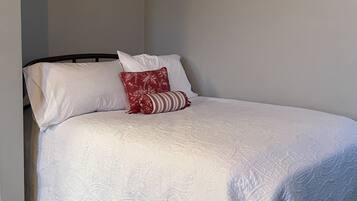 1 habitación, tabla de planchar con plancha y cuna de viaje