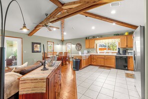Fridge, microwave, oven, stovetop - EQUESTRIAN THEMED HOME WITH PRIVATE POOL, CLOSE TO WEC AND FAST, PET FRIENDLY (Ocala)