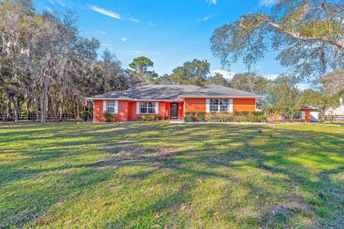 EQUESTRIAN THEMED HOME WITH PRIVATE POOL, CLOSE TO WEC AND FAST, PET FRIENDLY