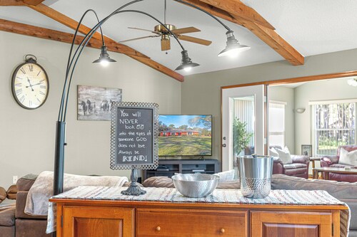 EQUESTRIAN THEMED HOME WITH PRIVATE POOL, CLOSE TO WEC AND FAST, PET FRIENDLY