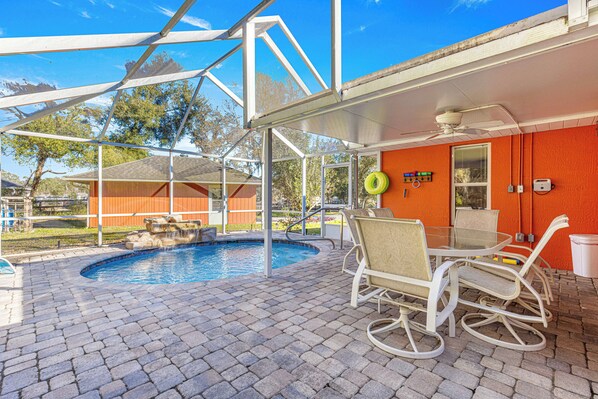 Alberca al aire libre y alberca climatizada