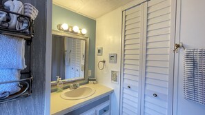 Towels, soap, toilet paper - BEACH HOUSE DECOR, W/ GOLF CART THE VILLAGES FL. (Lady Lake)