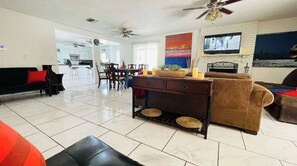 Smart TV - 3 bedroom home close to Strip & Downtown 1/3 acre (Las Vegas)