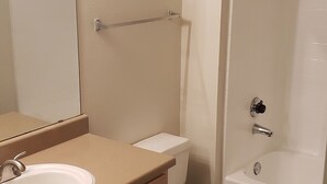 Un bagno con lavandino, WC e vasca da bagno.