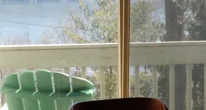 Townhouse with Lake views/access, 10 min to ski Bristol Mountain