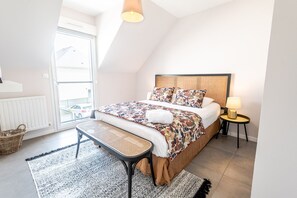 3 habitaciones, tabla de planchar con plancha y cuna de viaje 