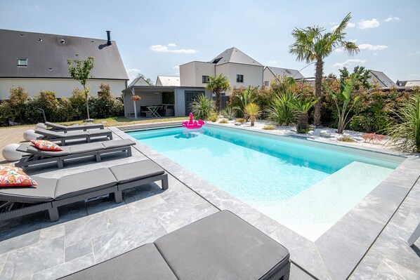 Alberca al aire libre y alberca climatizada