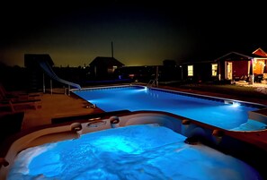 Outdoor pool - Fun Family Countryside Tiny House with Pool (Kingsbury)