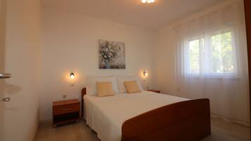 2 bedrooms, in-room safe, travel crib, free WiFi