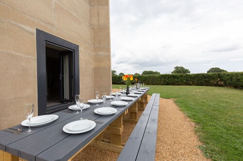 The Concrete Castle - 7 floors with a Lift, Cinema and an 80ft high Roof Garden 