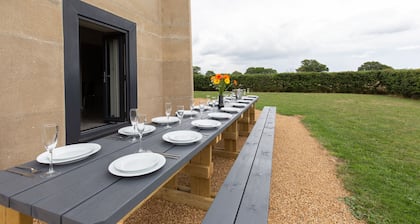 The Concrete Castle - 7 floors with a Lift, Cinema and an 80ft high Roof Garden