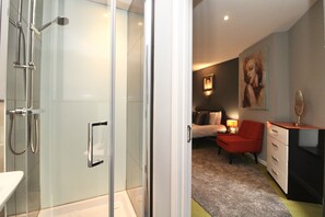 Combined shower/bathtub, hair dryer, towels, soap - The Concrete Castle - 7 floors with a Lift, Cinema and an 80ft high Roof Garden  (Ipswich)
