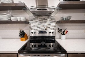 Kylskåp, mikrovågsugn, ugn och spishäll