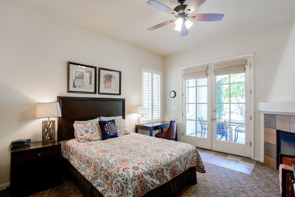 2 camere, una scrivania, ferro/asse da stiro, culla da viaggio