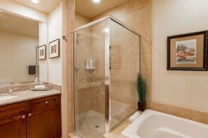 Bathtub, hair dryer, towels, toilet paper - Relaxing Desert Villa in Resort Style property (La Quinta)
