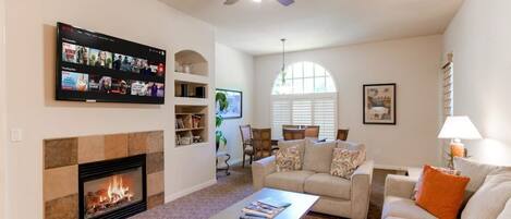 Smart-TV, Kamin, Arbeitsbereiche