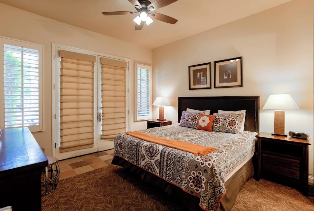 2 soverom, skrivebord, strykejern/-brett og reiseseng for barn