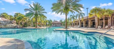 Una piscina al aire libre, una piscina climatizada