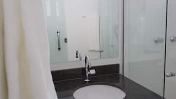 Chuveiro, produtos de toalete grátis, toalhas de banho, papel higiênico