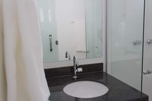 Regadera, amenidades de baño gratuitas, toallas, papel de baño