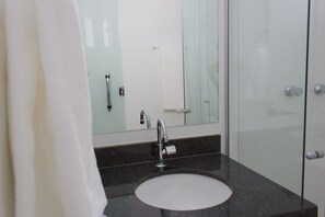 Dusj, toalettartikler (inkludert), håndklær og toalettpapir