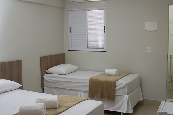 Minibar, escritorio, espacio para trabajar con laptop y wifi gratis