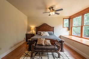 8 habitaciones, tabla de planchar con plancha y cuna de viaje 