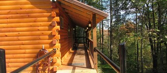 Pet Friendly Luxury Log Cabin in Hocking Hills secluded with Hot Tub and Pond