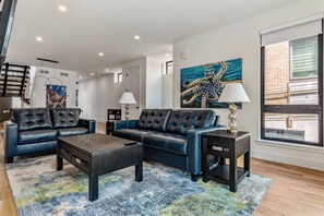 Älytelevisio, takka, videokirjasto, työhuone