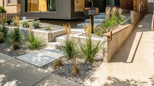 Un bâtiment moderne à deux étages, doté de grandes fenêtres et d’un intérieur en bois.