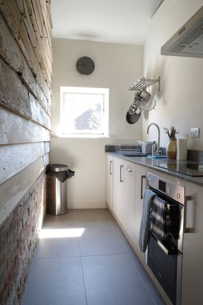 ثلاجة، فرن، موقد طهي مسطح، غسالة أطباق