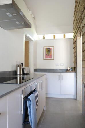 Kjøleskap, ovn, kokeplater og oppvaskmaskin