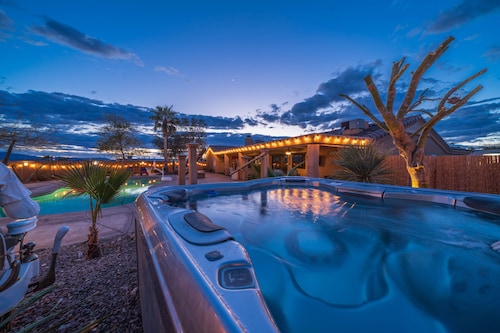 Luxurious oasis 6bd 4b heated pool available, detached Casita. Sleeps 20 in beds