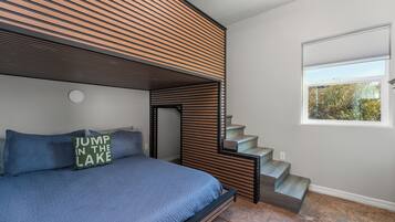 6 bedrooms, iron/ironing board, free WiFi, bed sheets